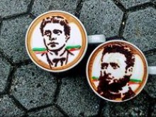 Барман рисува Левски и Ботев върху кафе