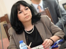 По-ниски цени на тока прогнозира министър Петкова