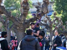 Бежанци опитаха да се обесят на централния площад в Атина