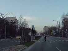 Безумно пресичане на пешеходна пътека-убиец на червено в Пловдив 