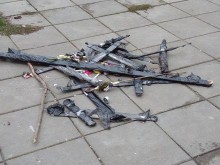 12 кръста във формата на гроб смразиха жителите на бургаски квартал