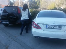 Млада майка: Тротоар се превърна в паркинг, минавам с детската количка по улицата