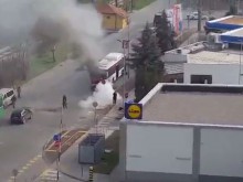 Видео: Ето как загасиха пламналия в Пловдив автобус!