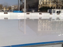Ледената пързалка прокапа, водата стигна до ул. "Иван Вазов"