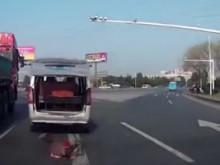 Шокираща случка: Дете изпадна от багажника на движещ се микробус