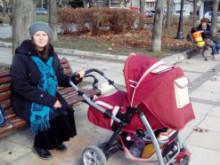 Депутатите отказаха да увеличат парите за майките на 420 лв.