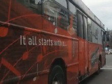 Автобус в нарушение затапи цяла лента в Пловдив, заснеха го!