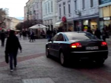 Безкрайно комплексиран наглец подкара колата си по Главната, сред хората
