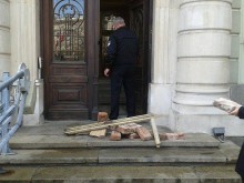Тухли и греди от съборения тютюнев склад се появиха пред входа на Общината