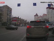 Блондинка шашна шофьори с невероятен дрифт на кръстовище