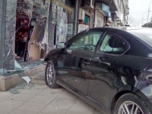 След здрав осмомартенски запой пияна дама се вряза в магазин за бельо
