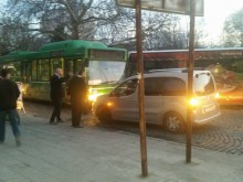Жена сътвори безумие с колата си, шофьор на рейс слезе да я вразумява