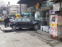 Младата жена, врязала се в магазин за бельо - освен пияна, но и без книжка