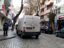 Трябва ли "синя зона" да таксува коли и от лявата страна на улиците?