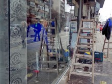 Три глоби за пияната без книжка, която връхлетя в магазин след запой