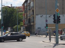 Криминоген потроши колата на 19-годишна на оживено кръстовище по обяд