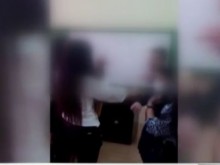 Ученици мятат гюбеци в училище