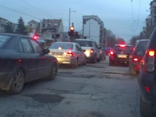 Дупки на метри от кметството в "Южен"