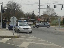 Шофьорка отне предимство и направи ПТП, в другата кола е имало дете