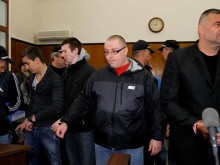 Ексдепутат поиска 19 бона от Райфъла за опожарените си джипове