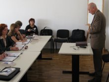 Преподаватели по право в ПУ четат лекции пред чиновници