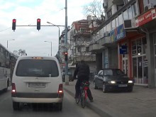 До мола: Паркирането по тротоарите е забранено, а движението по тях?