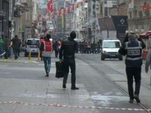 Атентаторът в Истанбул се стреснал от полицаи, взривил се по-рано