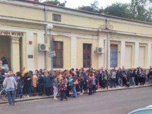 Над 250 човека пред Природонаучния музей заради безплатните прожекции в планетариума