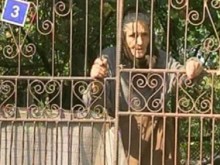 Анонимни дарители платиха глобата на баба Божия, осъдена за отглеждане на канабис