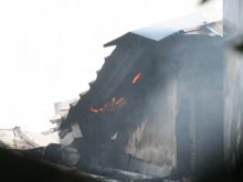 Мъж бе обгазен при пожар в необитаема къща снощи в Пловдив