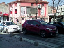 Джип, шофиран от жена, блъсна момиче на пешеходната пътека пред Дома на културата