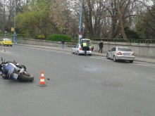 Моторист и "Мерцедес" катастрофираха на "Гладстон"