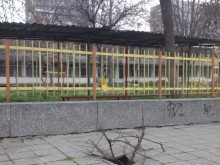 Опасна дупка зее пред ясла "Мечо Пух"