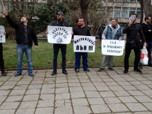50 души скандират в подкрепа на Динко пред сградата на ОД МВР Бургас