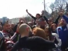 Мъж предложи брак на любимата си пред погледите на хиляди рокери