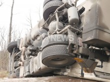 ТИР с ябълки се преобърна на пътя за Дунав мост 2 