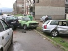Младеж без книжка блъсна 3 паркирани коли, изкушил се да покара