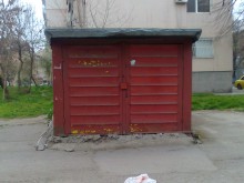 Читател: Гараж ли е това, потънал в паяжини и смрад?