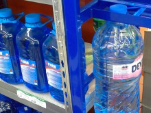 Минерална вода до бутилки с антифриз в пловдивски магазин