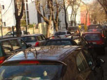 Читател засне цяла улица, задръстена от коли