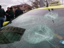 След лека катастрофа мъж нападна с бухалка таксиджия 