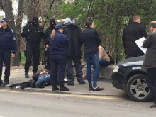 Спипаха полицаи с наркотици в София, единият стреля по колеги