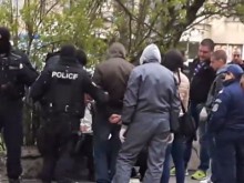 Хванатите полицаи изнудвали студент с дрога и проститутки