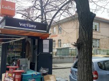 Сложиха Lafka с цигари и алкохол на 2 метра от пловдивско училище 