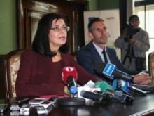Кунева: Директорите ще решават какво е прилично облекло в училище