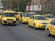 Стотици таксита протестираха в Пловдив и преминаха по най-натоварените булеварди, охранявани от полиция!