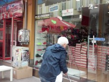 Полугол психар потроши витрините на 6 магазина в Пазарджик