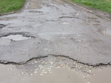 Пътят към общежитията на стотици деца в Пловдив - дупка до дупка