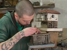 Полусляп художник създава уникални макети на къщи