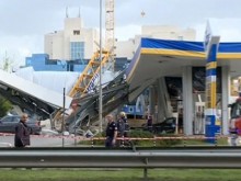 Кран се стовари директно върху бензиностанция, има пострадали